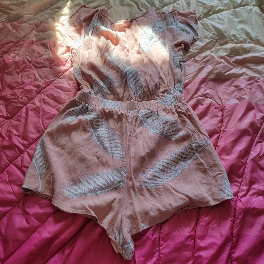 Chic Blush Leaf Pattern Rompers - Picture 2 of 4